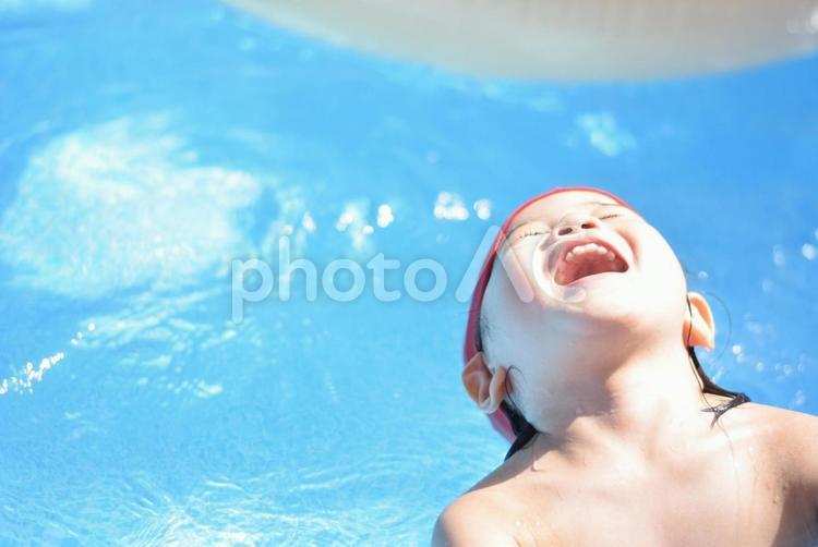 A child who opens a big mouth in the pool, swimming, waters, wet, JPG