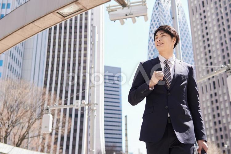 Japanese male businessman walking dashingly in the office district, new employee, male, businessman, JPG