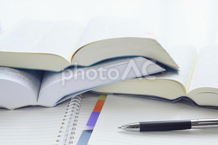 I am studying for the exam with a dictionary and notebook. Image material of study, study, examination, studying for a test, JPG