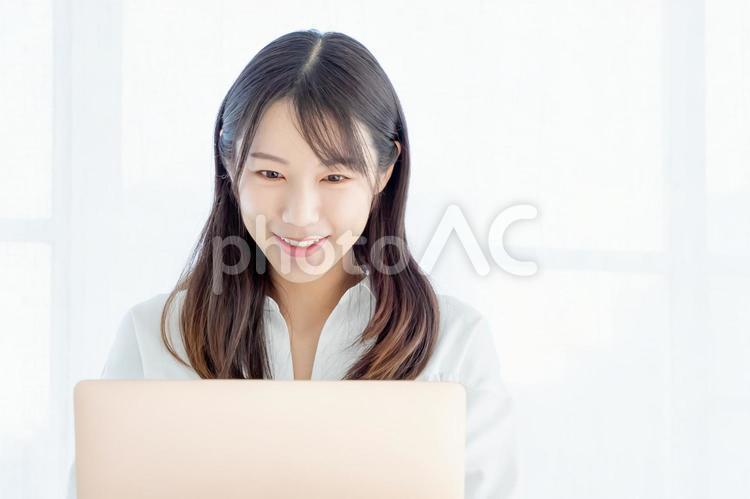 A woman who operates a computer with a smile, female, computer, laptop, JPG