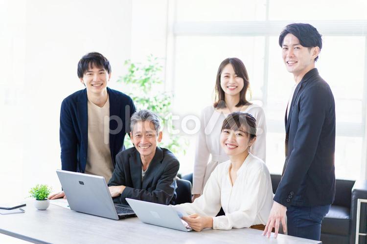 Business person who discusses with a smile, discussion, office, company, JPG