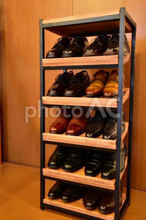 Antique style shoe rack, leather shoes, shoe polish, shoebox, JPG