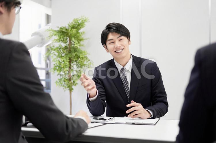 Japanese male businessman explaining face-to-face, sales, door-to-door sales, agreement, JPG