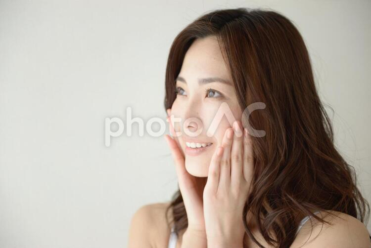 A woman putting her hands on his cheeks 11, japanese, female, female, JPG
